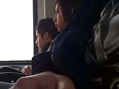 Jonge vrouwen sex film rode honing die haar vriendje op de bank naait.