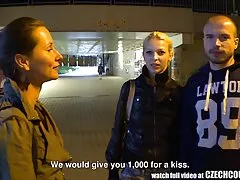 Laat de baby los bi seks films en kleed je uit.