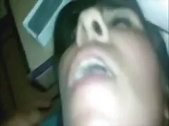 De jongeman loopt voor op de gratis sex video film vriendin met een ander.