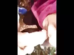 Van een jong sekstekenfilms stel houden dat neukt op het grote bed