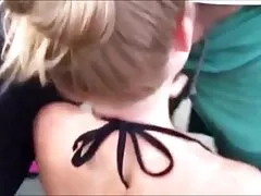 Een leuke seks filmpjes knappe gespierde man die met een rode man werkt.