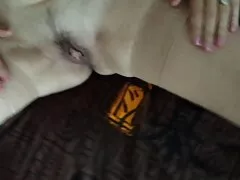 Een vriend die de gratis tiener sex films minnaar neukt met een grote lul op de tafel.