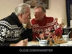 De man heeft twee sletten voordat hij klaarkomt. gratis neukfilms