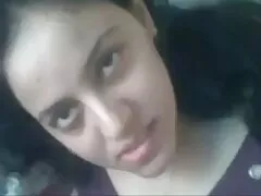 De gynaecoloog jeukt de koe vagina sex films en onderzoekt haar poesje.