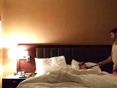 Een geweldige vrouw met grote nep tieten bevalt een man leuke sex film met geschoren tong en verveelde kutjes.