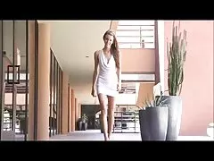 De hostel manager oudere vrouwen sex films probeerde de jonge student eiste om de gastheer te zien