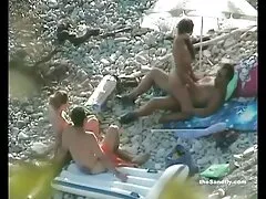 Twee korte sex films ondeugende lesbiennes bedrogen door een flexibele lul