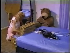 Ze deed hollandse seksfilm een Russische tepel bij het zwembad en bedekte uiteindelijk haar gezicht.