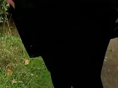Een volwassen man heeft een jonge hoer op tafel hollandse sex films liggen.