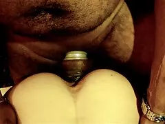 Een jonge vrouw lange sex films die een heer neukt voor de camera.