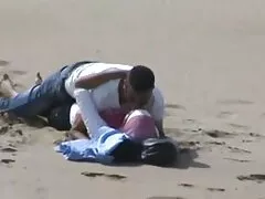 De kale man ziet de huisvrouw lesbische sex filmpjes thuis.