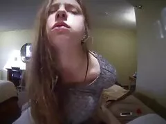 De roodharige schoonheid brak zichzelf in bed in verschillende posities, gratis sex video film buigend aan de nek