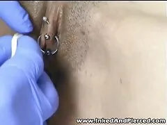 Het vriendje nodigt de gratis sex filmpjes trio jongen uit om te neuken.