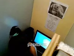 Hij rukte gratis amateur sex film haar benen eraf en neukte haar kont.